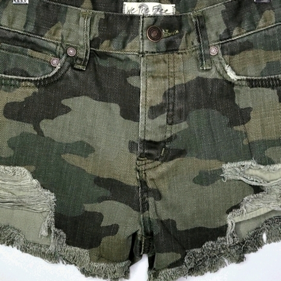 💰NWOT! WE THE FREE ▪︎ ARMY GREEN CAMOUFLAGE JEAN SHORTS ▪︎ SIZE 0 - Picture 2 of 12